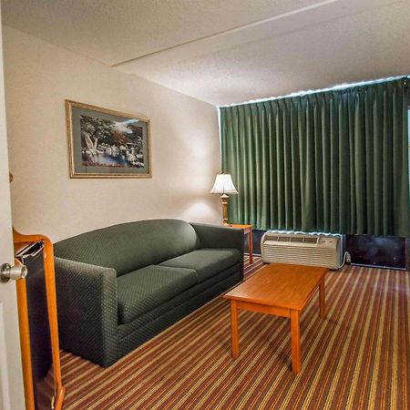 Quality Inn & Suites At Tropicana Field St Petersburg Kültér fotó
