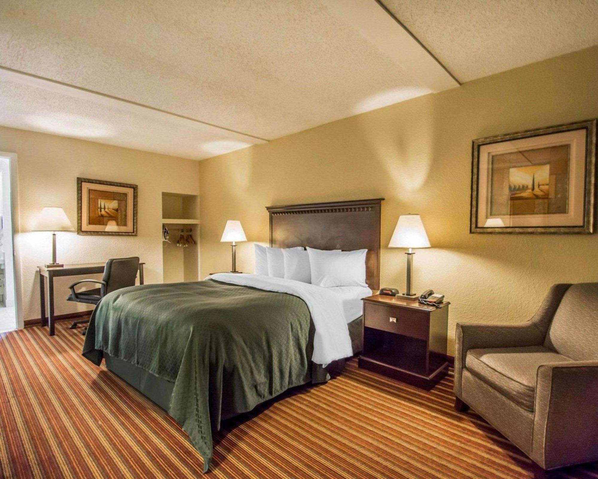 Quality Inn & Suites At Tropicana Field St Petersburg Kültér fotó