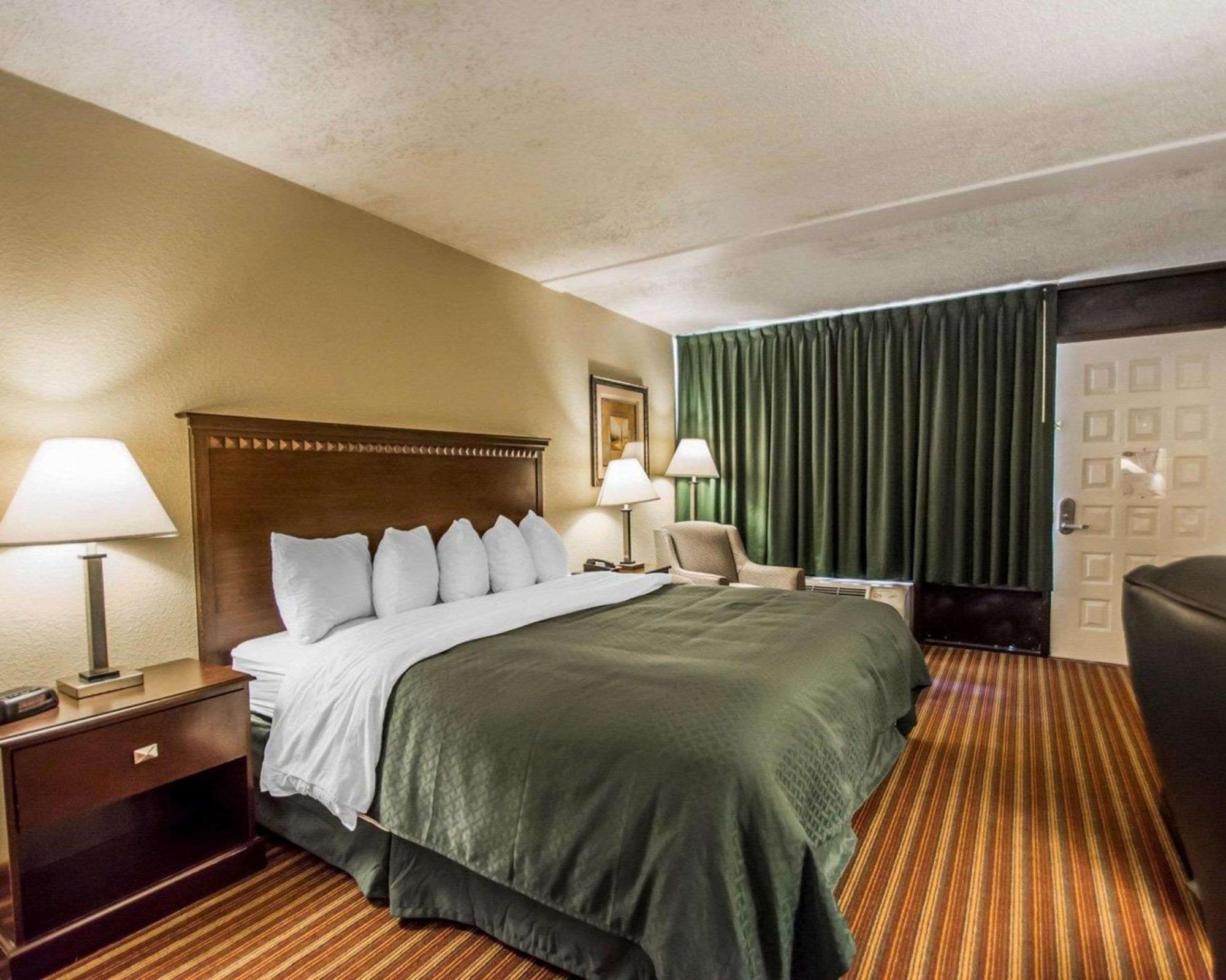 Quality Inn & Suites At Tropicana Field St Petersburg Kültér fotó