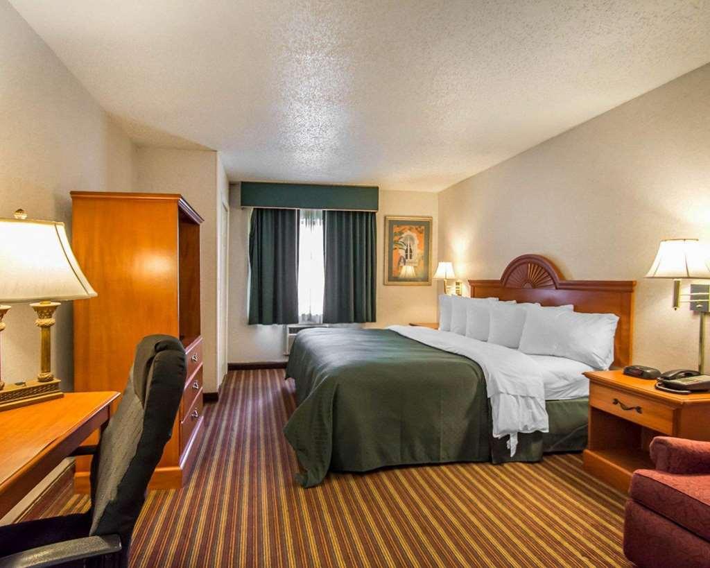Quality Inn & Suites At Tropicana Field St Petersburg Szoba fotó