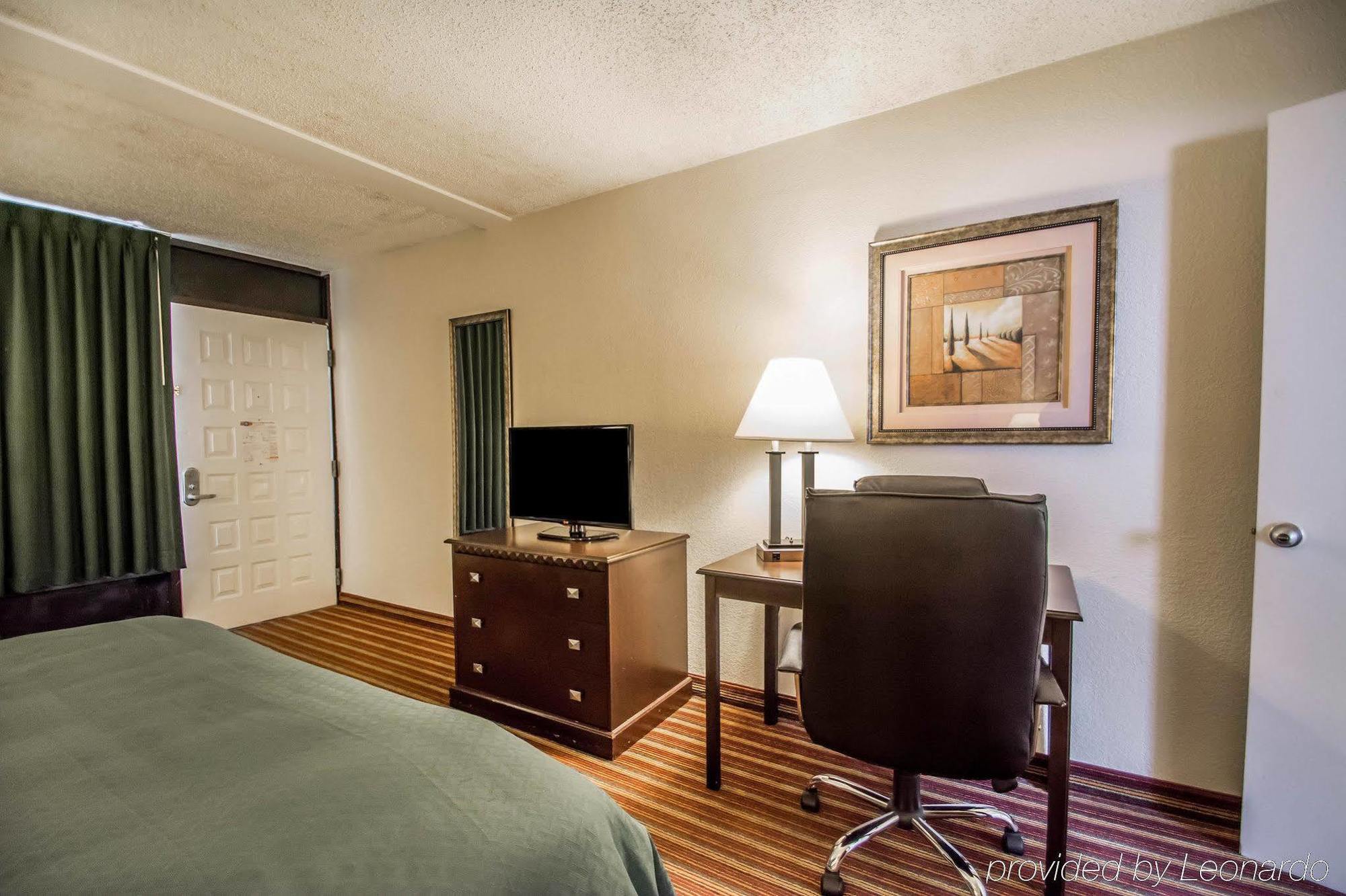 Quality Inn & Suites At Tropicana Field St Petersburg Kültér fotó