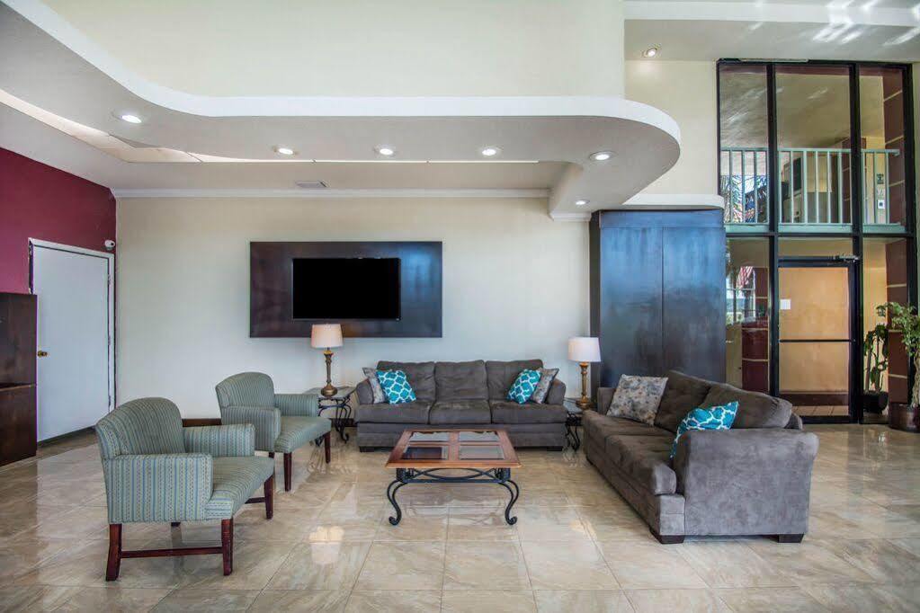 Quality Inn & Suites At Tropicana Field St Petersburg Kültér fotó