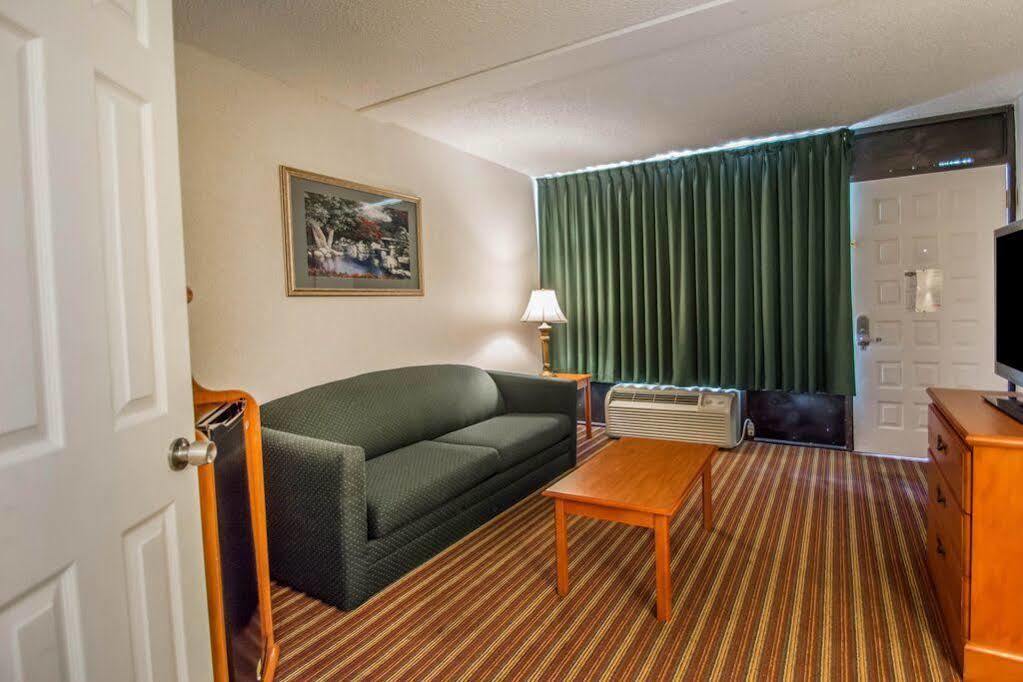 Quality Inn & Suites At Tropicana Field St Petersburg Kültér fotó
