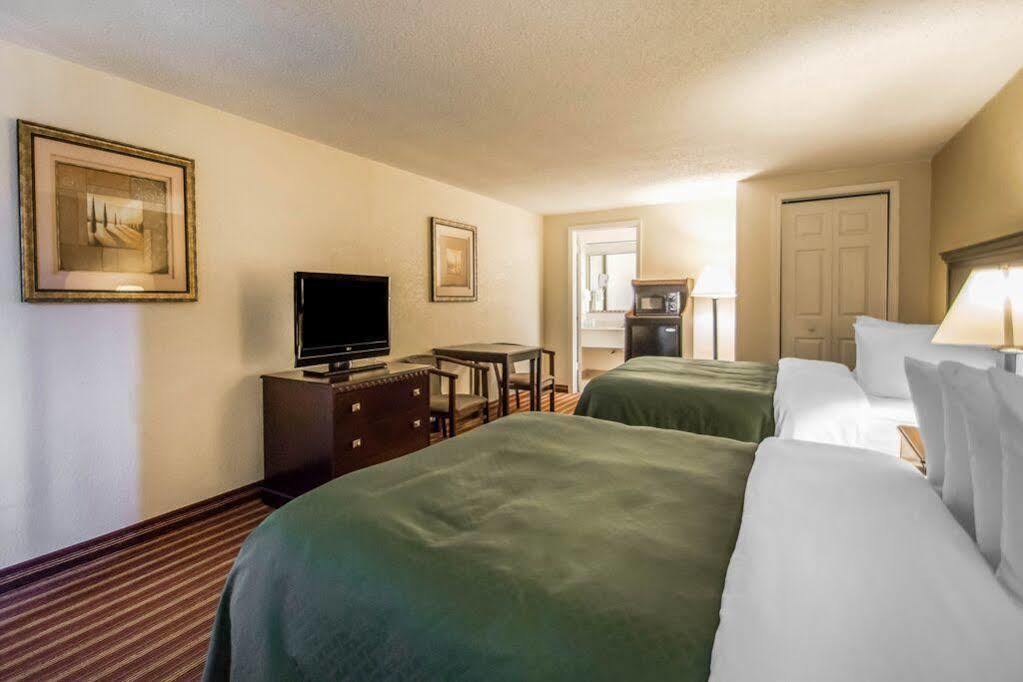 Quality Inn & Suites At Tropicana Field St Petersburg Kültér fotó